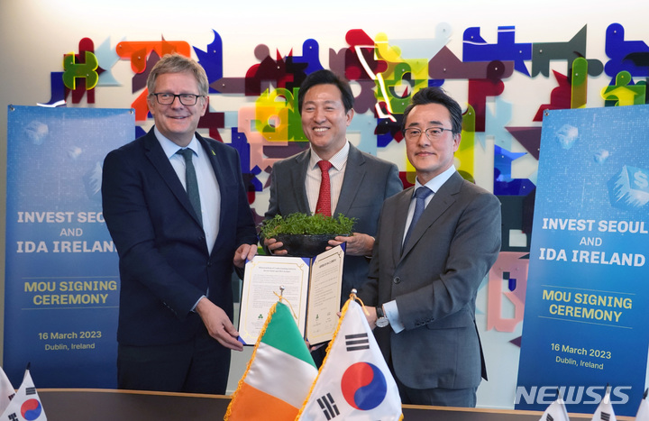 [더블린=뉴시스]오세훈 서울시장과 앤드류 보글러 IDA 성장시장 총괄, 구본희 서울투자청 대표가 16일 오후 3시(현지시간) IDA(아일랜드 산업개발청)에서 열린 서울투자청-IDA간 투자유치 활성화 협약 체결식을 마치고 기념촬영 하고 있다. (사진 왼쪽부터 앤드류 보글러 IDA 성장시장 총괄, 오세훈 시장, 구본희 서울투자청 대표). (사진=서울시 제공). 2023.03.20. photo@newsis.com