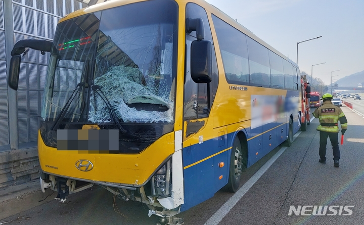 부부 싸움 중 홧김에 차 세워…고속버스와 추돌, 4명 사상(종합)