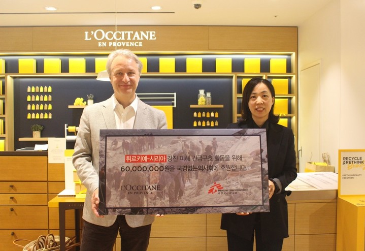 14일 록시땅 코엑스몰 매장에 열린 기부금 전달식에서 포즈를 취한 국경없는의사회 티에리 코펜스(왼쪽) 사무총장과 록시땅 코리아 김진하 지사장 *재판매 및 DB 금지