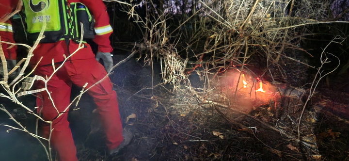 [진천=뉴시스] 조성현 기자 = 19일 오후 5시41분께 충북 진천군 초평면 용정리 두타산에서 불이 나 산림당국 등이 진화작업을 하고 있다. (사진=산림청 제공) 2023.03.19. photo@newsis.com *재판매 및 DB 금지