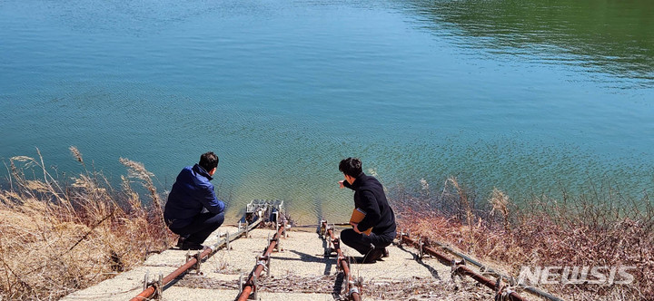 [무안=뉴시스] 전남도가 농업용 저수지 배수장치 작동 유무와 안전장치 작동 여부를 확인하고 있다. (사진=전남도 제공) 2023.03.19. photo@newsis.com
