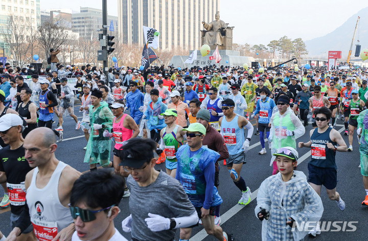 [서울=뉴시스] 권창회 기자 = 19일 오전 서울 종로구 광화문관장에서 열린 '2023 서울 마라톤 대회'에서 참가자들이 힘찬 출발을 하고 있다. 이번 마라톤 대회는 2019년 이후 4년 만에 개최됐다. 2023.03.19. kch0523@newsis.com