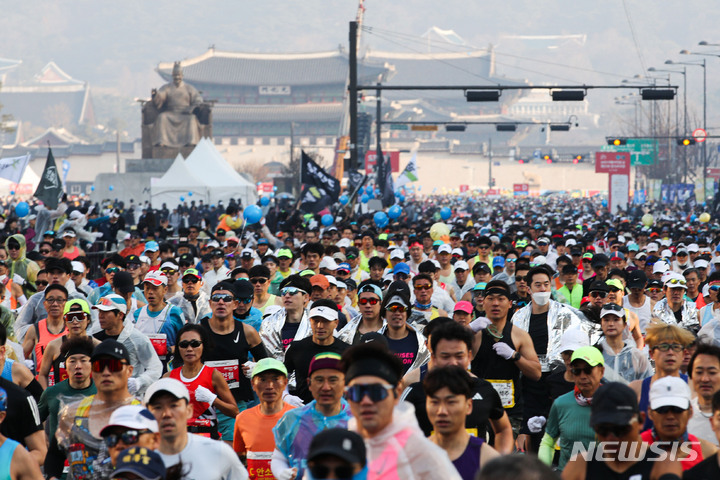 [서울=뉴시스] 권창회 기자 = 19일 오전 서울 종로구 광화문관장에서 열린 '2023 서울 마라톤 대회'에서 참가자들이 힘찬 출발을 하고 있다. 이번 마라톤 대회는 2019년 이후 4년 만에 개최됐다. 2023.03.19. kch0523@newsis.com