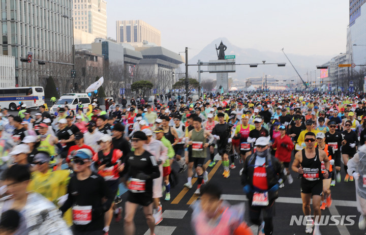 [서울=뉴시스] 권창회 기자 = 19일 오전 서울 종로구 광화문관장에서 열린 '2023 서울 마라톤 대회'에서 참가자들이 힘찬 출발을 하고 있다. 이번 마라톤 대회는 2019년 이후 4년 만에 개최됐다. 2023.03.19. kch0523@newsis.com