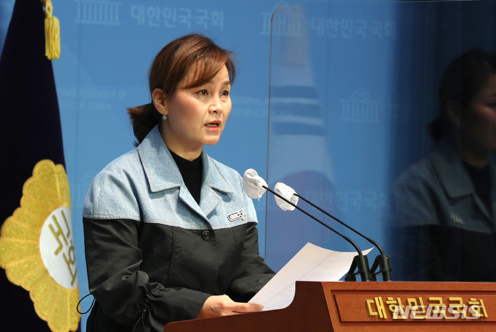 [서울=뉴시스] 전진환 기자 = 임오경 더불어민주당 대변인이 19일 오전 서울 여의도 국회 소통관에서 한일정상회담 관련 브리핑을 하고 있다. 2023.03.19. amin2@newsis.com