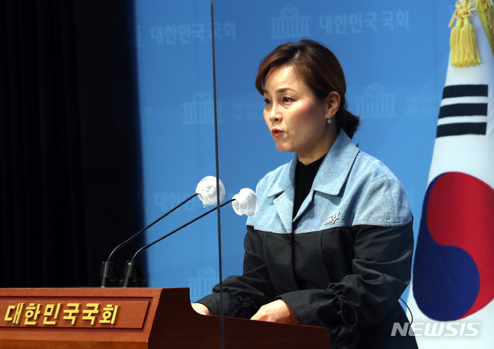 [서울=뉴시스] 전진환 기자 = 임오경 더불어민주당 대변인이 19일 오전 서울 여의도 국회 소통관에서 한일정상회담 관련 브리핑을 하고 있다.&nbsp; 2023.03.19. amin2@newsis.com