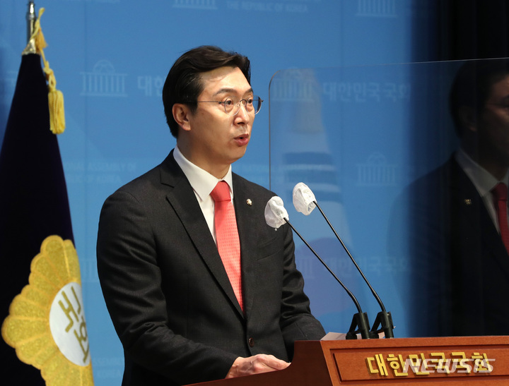 [서울=뉴시스] 전진환 기자 = 강민국 국민의힘 수석대변인이 지난 19일 오전 서울 여의도 국회 소통관에서 한일정상회담 관련 브리핑을 하고 있다. 2023.03.19. amin2@newsis.com