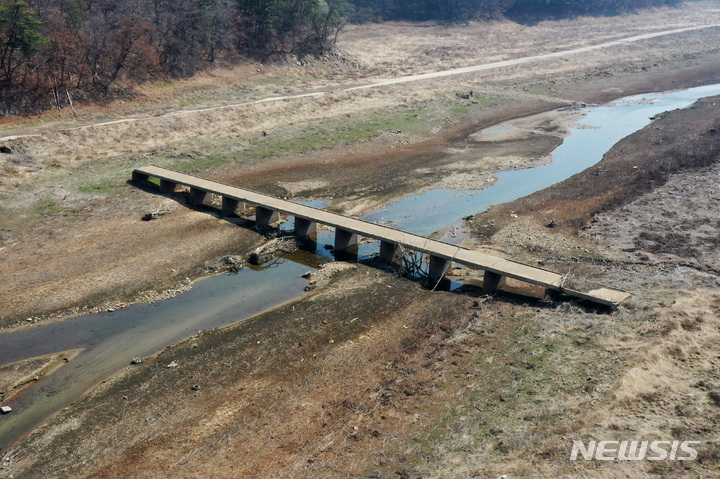 [화순=뉴시스] 이영주 기자 = 광주·전남에 가뭄이 이어지는 상황에 19일 오후 전남 화순군 사평면 주암호 상류에서 주암댐 건축 이후 수몰됐던 다리가 가뭄 여파로 모습을 드러냈다. 2023.03.19. leeyj2578@newsis.com