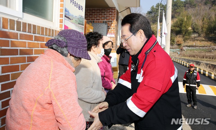 [순천=뉴시스] 이창우 기자=김영록 전남도지사(오른쪽)가 19일 오전 지난 18일 21시경 순천시 별량면 금치리에서 발생한 산불 현장을 방문, 주민들을 위로하고 있다.&nbsp; (사진=전남도 제공) 2023.03.19. photo@newsis.com *재판매 및 DB 금지