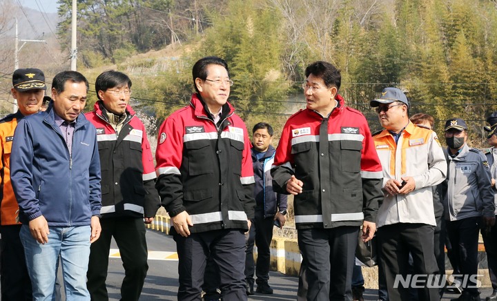 [순천=뉴시스] 이창우 기자=김영록 전남도지사(왼쪽 세 번째)가 19일 오전 지난 18일 21시경 순천시 별량면 금치리에서 발생한 산불 현장을 방문, 순천시 산불현장지휘본부에서 노관규 순천시장으로부터 산불진화 현황에 대해 설명을 듣고 있다. (사진=전남도 제공) 2023.03.19. photo@newsis.com *재판매 및 DB 금지