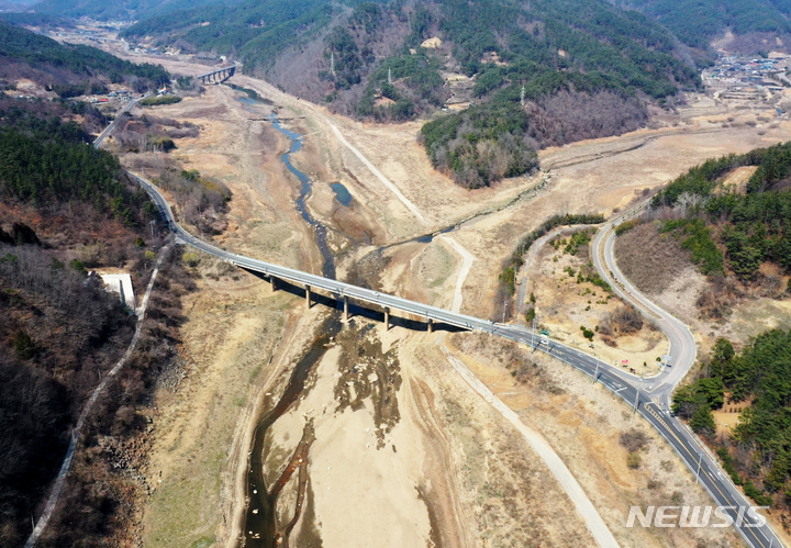 [화순=뉴시스] 이영주 기자 = 광주·전남에 가뭄이 이어지는 상황에 19일 오후 전남 화순군 사평면 주암호 상류 강줄기가 메말랐다. 2023.03.19. leeyj2578@newsis.com