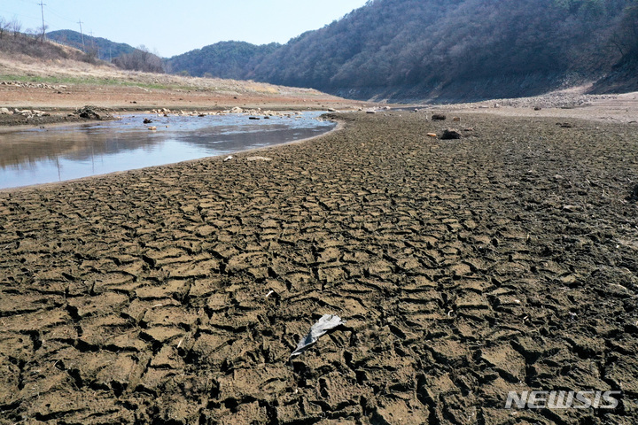 [화순=뉴시스] 이영주 기자 = 광주·전남에 가뭄이 이어지는 상황에 19일 오후 전남 화순군 사평면 주암호 상류 일부 강바닥이 메말라 갈라진 채 모습을 드러냈다. 2023.03.19. leeyj2578@newsis.com