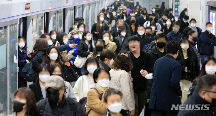 [서울=뉴시스] 김금보 기자 = 지난 19일 오후 서울 용산구 용산역 승강장에서 한 이용객이 마스크를 벗고 있다. 20일부터 버스·지하철·택시 등 대중교통에서 마스크를 써야 하는 의무가 해제된다. 2023.03.19. kgb@newsis.com