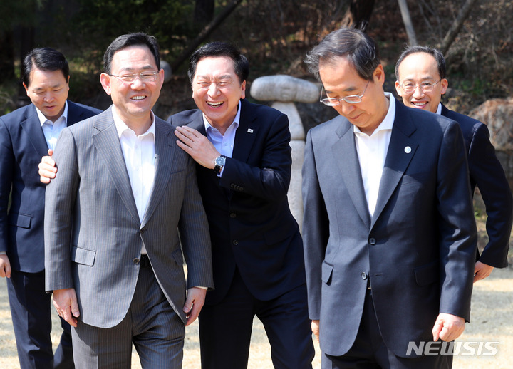 [서울=뉴시스] 배훈식 기자 = 김기현(왼쪽 두번째) 국민의힘 대표와 주호영 원내대표가 19일 오후 서울 종로구 총리 공관에서 열린 제8차 고위당정협의회 회의에 밝은 표정으로 참석하고 있다. 오른쪽은 한덕수 국무총리. 2023.03.19. dahora83@newsis.com