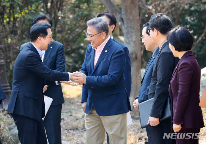 [서울=뉴시스] 배훈식 기자 = 김기현(왼쪽) 국민의힘 대표와 박진 외교부 장관 등과 19일 오후 서울 종로구 총리 공관에서 열린 제8차 고위당정협의회 회의에 앞서 악수하고 있다. 2023.03.19. dahora83@newsis.com