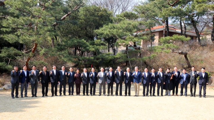 [서울=뉴시스] 배훈식 기자 = 김기현 국민의힘 대표와 한덕수 국무총리를 비롯한 제8차 고위당정협의회 참석자들이 19일 오후 서울 종로구 총리 공관에서 기념촬영을 하고 있다. 2023.03.19. dahora83@newsis.com