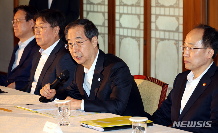 [서울=뉴시스] 배훈식 기자 = 한덕수 국무총리가 19일 오후 서울 종로구 총리공관에서 열린 새 지도부 선출 뒤 대통령실, 정부와 상견례를 겸한 첫 고위당정협의회에 참석해 인사말을 하고 있다.(공동취재사진) 2023.03.19. photo@newsis.com