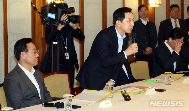 [서울=뉴시스] 배훈식 기자 = 김기현 국민의힘 대표가 19일 오후 서울 종로구 총리공관에서 열린 새 지도부 선출 뒤 대통령실, 정부와 상견례를 겸한 첫 고위당정협의회에 참석해 인사말을 하고 있다.(공동취재사진) 2023.03.19. photo@newsis.com