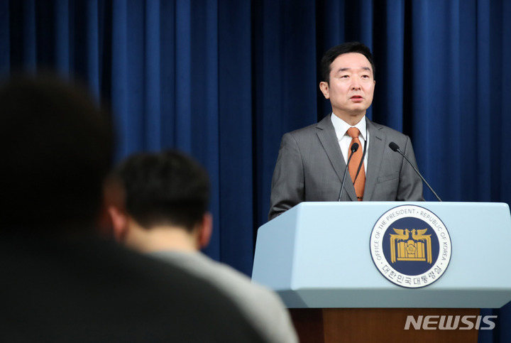 [서울=뉴시스] 전신 기자 = 이도운 대통령실 대변인이 19일 서울 용산 대통령실 청사에서 윤석열 대통령 일본 순방 관련 브리핑을 하고 있다. 2023.03.19. photo1006@newsis.com