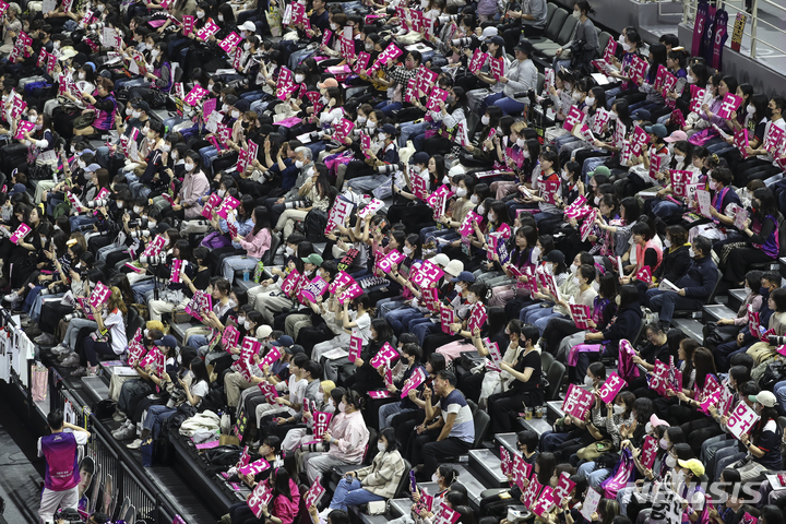 [인천=뉴시스] 김근수 기자 = 19일 오후 인천 부평구 삼산월드체육관에서 열린 도드람 2022-2023 시즌 V리그 흥국생명과 현대건설 경기, 흥국생명 홈 관중들이 응원하고 있다. 2023.03.19. ks@newsis.com