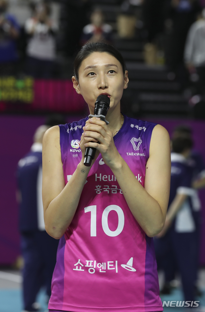 [인천=뉴시스] 김근수 기자 = 19일 오후 인천 부평구 삼산월드체육관에서 열린 도드람 2022-2023 시즌 V리그 흥국생명과 현대건설 경기, 세트스코어 3대 1로 흥국생명의 승리 후 김연경이 인터뷰를 하고 있다. 2023.03.19. ks@newsis.com