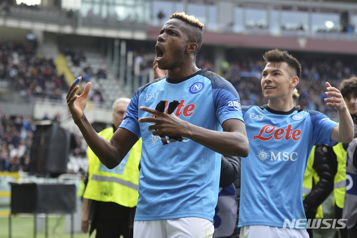 [토리노=AP/뉴시스] 나폴리의 빅터 오시멘(왼쪽)이 20일(한국시간) 이탈리아 토리노에서 열린 토리노와 2022~23 이탈리아 세리에A 원정경기에서 득점에 성공한 뒤 환호하고 있다. 2023.03.20.