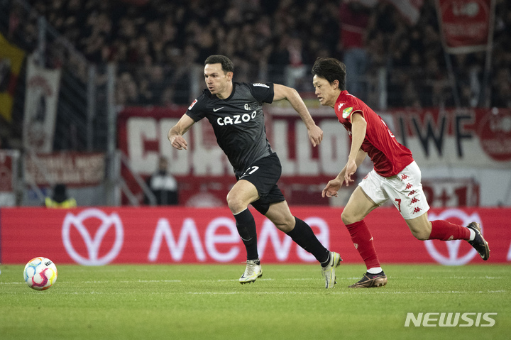 [마인츠=AP/뉴시스] 마인츠의 이재성(오른쪽)와 프라이부르크의 니콜라스 회플러가 20일(한국시간) 독일 마인츠 메바 아레나에서 열린 2022~23 독일 분데스리가 경기에서 치열한 볼 다툼을 하고 있다. 2023.03.20.