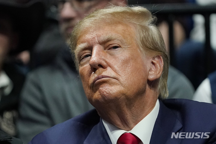 [털사( 미 오클라호마주)= AP/뉴시스] 도널드 트럼프 전 대통령이 3월 18일 오클라호마주에서 NCAA 전국 레슬링 챔피언전을 관람하고 있다.