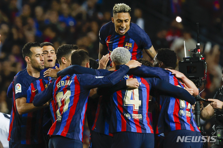 [바르셀로나=AP/뉴시스] FC 바르셀로나 선수들이 20일(한국시간) 스페인 바르셀로나 캄 노우에서 열린 레알 마드리드와 2022~23 스페인 프리메라리가 홈경기에서 2-1 역전승을 거둔 뒤 서로 얼싸안으며 기뻐하고 있다. 2023.03.20.