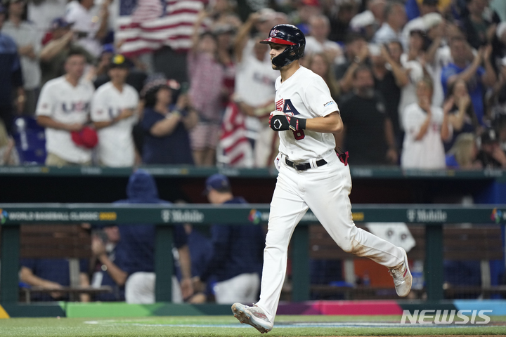 [마이애미=AP/뉴시스] 월드베이스볼클래식(WBC) 미국 대표팀 트레이 터너(필라델피아 필리스)가 19일(현지시간) 미국 플로리다주 마이애미 론디포 파크 열린 쿠바와의 4강전에서 6회 홈런을 친 뒤 3루를 돌아 홈으로 향하고 있다. 2023.03.20.