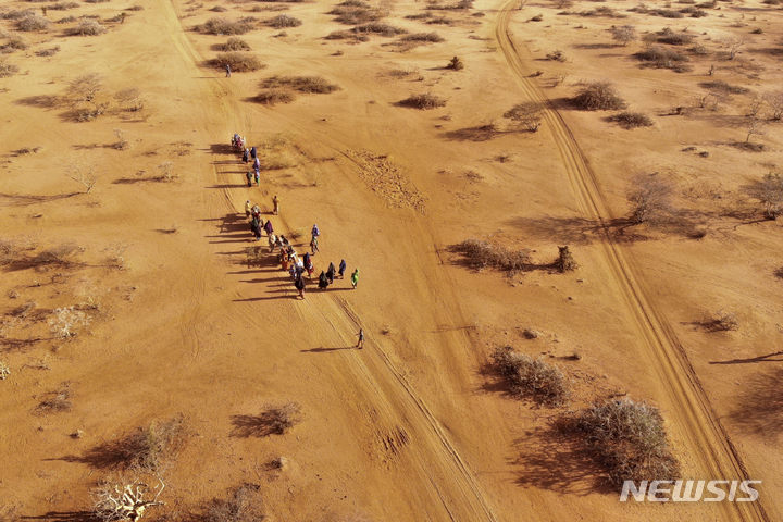 [돌로우(소말리아)=AP/뉴시스]2022년 9월21일 가뭄으로 삶의 터전을 잃은 소말리아 주민들이 돌로우 외곽에 마련된 수용소를 향해 이주하고 있다. 지난해 소말리아에서 사상 최장 기록을 세운 가뭄으로 약 4만3000명이 숨졌으며, 그 절반은 어린이일 가능성이 높은 것으로 새 보고서에서 나타났다. 2023.3.20