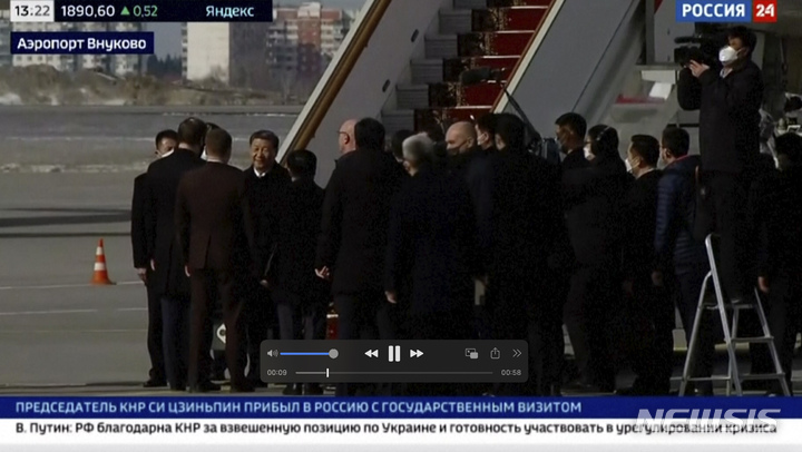 [모스크바=AP/뉴시스] 러시아 RU-24가 제공한 화면 캡처 사진에 시진핑 중국 국가주석이 20일(현지시간) 러시아 모스크바 브누코보-2 공항에 도착하고 있다. 2023.03.20.