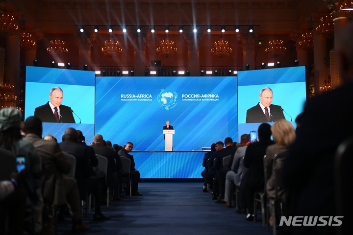[모스크바=AP/뉴시스] 블라디미르 푸틴 러시아 대통령이 20일(현지시간) 러시아 모스크바에서 열린 제2차 러시아-아프리카 국제의회 컨퍼런스에서 연설하고 있다. 2023.03.21.
