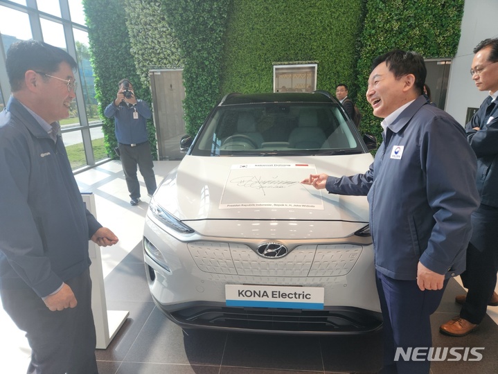 [자카르타=뉴시스] 고가혜 기자=원희룡 국토교통부 장관이 지난 16일 인도네시아 브카시 지역에 위치한 현대자동차 공장을 방문해 인니 현지에서 생산된 전기자동차 앞에서 현장 관계자와 이야기를 주고받고 있다. 