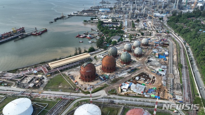 [자카르타=뉴시스] 원희룡 국토교통부 장관이 지난 18일 방문한 보르네오섬 동부 칼리만탄주 발릭파판 남동쪽 해변가 소재 현대엔지니어링 'IKAN 프로젝트' 정유공장 공사 현장(사진 제공=현대엔지니어링) 