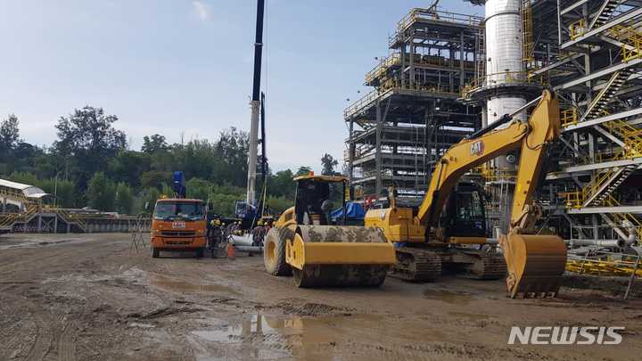 [자카르타=뉴시스] 원희룡 국토교통부 장관이 지난 18일 방문한 보르네오섬 동부 칼리만탄주 발릭파판 남동쪽 해변가 소재 현대엔지니어링 'IKAN 프로젝트' 정유공장 공사 현장(사진 제공=현대엔지니어링) 