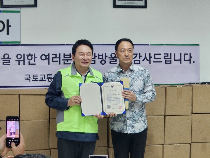 [자카르타=뉴시스] 고가혜 기자=원희룡 국토교통부 장관이 지난 18일 인도네시아 발릭파판 남동쪽 해변가 소재 현대엔지니어링 'IKAN 프로젝트' 정유공장 현장을 찾아 한국 직원들을 격려하고 있다. *재판매 및 DB 금지