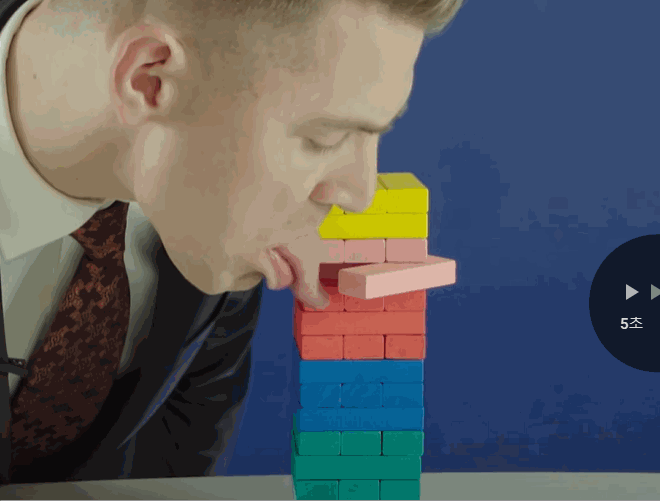 [서울=뉴시스] 기네스 공인 '세상에서 가장 긴 혀'를 가진 닉 스토벌이 혀로 젠가 다섯 개를 55.526초 만에 뽑아내고 있다. 지난 15일 기네스세계기록 공식 유튜브에 이 영상이 공개됐다. 2023.03.15. *재판매 및 DB 금지