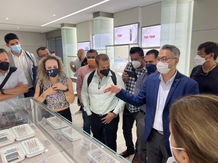 [서울=뉴시스] 20일 오스템임플란트가 해외 치과의사를 한국 본사에 초청해 대대적인 임상교육을 실시한다고 밝혔다. (사진=오스템임플란트 제공) *재판매 및 DB 금지