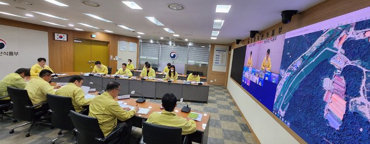 아프리카돼지열병 중앙사고수습본부(중수본)는 20일 농림축산식품부·행정안전부·환경부·농림축산검역본부·가축위생방역지원본부 등 관련 기관과 지방자치단체(지자체)가 참석하는 중수본 점검회의를 개최하고 방역 추진 상황을 점검했다고 밝혔다.(사진=아프리카돼지열병 중앙사고수습본부) *재판매 및 DB 금지