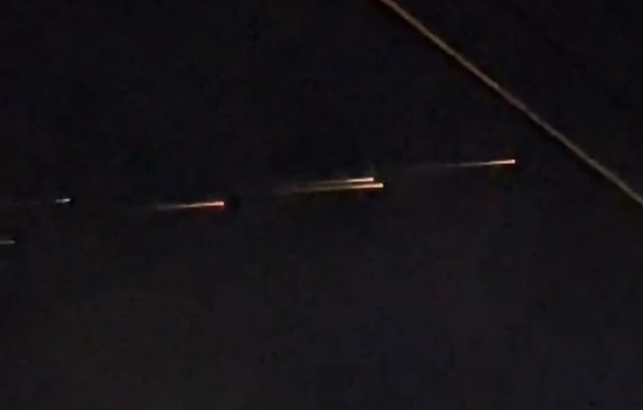 [서울=뉴시스]미국 캘리포니아주 샌프란시스코 상공에서 18일 저녁 무렵 한 무리의 빛줄기가 상공을 가로질렀다. (사진출처 : 트위터 갈무리)2023.03.20 *재판매 및 DB 금지