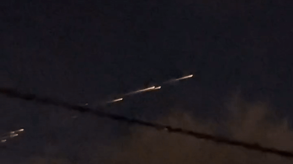 [서울=뉴시스]미국 캘리포니아 상공을 가로지른 빛줄기의 정체에 대해 하버드 천체물리학 센터 조나단 맥도웰은 버려진 우주 쓰레기라고 말했다.(사진출처 : 트위터 갈무리)2023.03.20