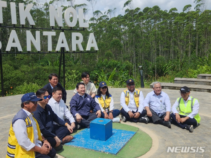 [누산타라=뉴시스] 고가혜 기자=원희룡 국토교통부 장관이 인도네시아 동부 칼리만탄주 발릭파판 '누산타라(Nusantara, 많은 섬)' 신수도 개발원점에서 인니 정부 관계자들과 기념사진을 촬영하고 있다.