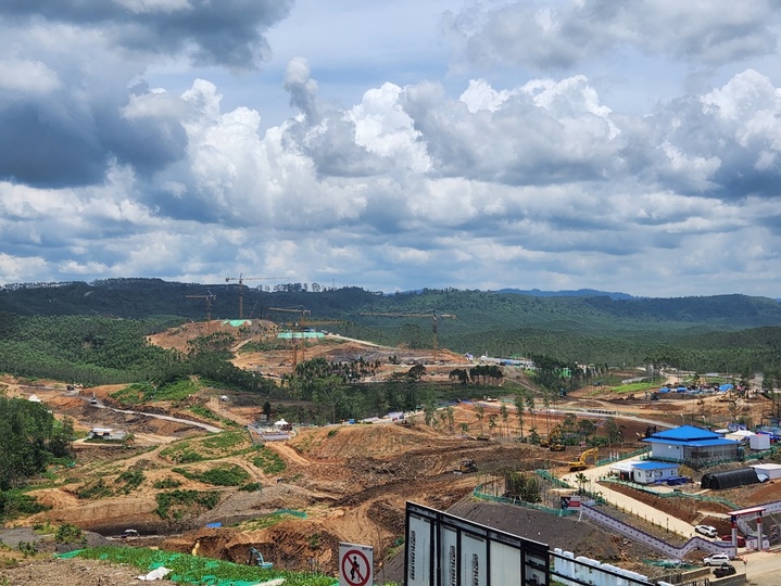 [누산타라=뉴시스] 고가혜 기자=지난 18일 방문한 인도네시아 동부 칼리만탄주 발릭파판 '누산타라(Nusantara, 많은 섬)' 신수도 사업현장. 타워크레인이 설치돼 있는 가장 높은 언덕 쪽이 대통령궁 부지. *재판매 및 DB 금지