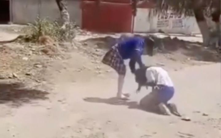 [서울=뉴시스] 19일(현지시간) 멕시코 현지언론 엘우니베르살은 학교 폭력 가해자 아자하라 아일린(14)이 살인 혐의로 체포됐다고 전했다. 지난 13일 자택에서 의식을 잃은 피해자는 가족에 의해 근처 병원으로 이송되었지만, 병원에 도착했을 때는 이미 사망한 후였다. 사진은 지난달 21일 아일린이 피해자 노마 리즈베스(14)를 일방적으로 폭행하는 모습. (사진출처 : 트위터)(사진출처 : 트위터) *재판매 및 DB 금지