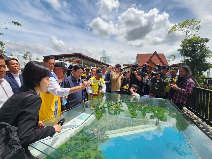 [누산타라=뉴시스] 고가혜 기자=원희룡 국토교통부 장관이 18일 인도네시아 동부 칼리만탄 '누산타라' 신수도 상수도 인프라 구축사업 현장에서 인니 현장 관계자의 설명을 듣고 있다. *재판매 및 DB 금지