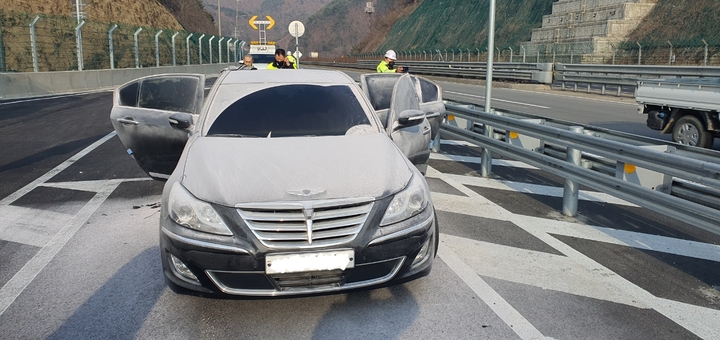[보은=뉴시스] 안성수 기자 = 20일 오전 오전 7시59분께 충북 보은군 탄부면 당진영덕고속도로 영덕 방향 수한졸음쉼터에 세워져 있던 제네시스 차량에서 불이 나 20여분만에 꺼졌다. 차량 운전석에서는 A(47)씨가 숨진 채 발견됐다. (사진=보은소방서 제공) 2023.3.20. photo@newsis.com *재판매 및 DB 금지