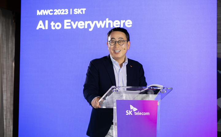 [바르셀로나=뉴시스] 유영상 사장이 스페인 바르셀로나에서 스페인 바르셀로나에서 기자간담회를 갖고 AI 서비스와 기술을 활용해 고객·기술, 시공간, 산업(AIX), Core BM, ESG 등 5대 영역을 중심으로 혁신을 선도하겠다는 ‘AI to Everywhere(AI를 모든 곳에)’를 공개했다. (사진=SKT 제공) 2023.2.26 *재판매 및 DB 금지
