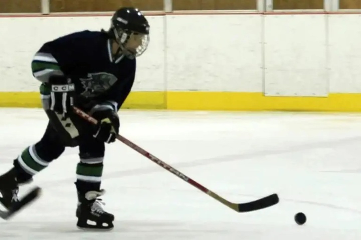 [서울=뉴시스]세계 최고령 여자 아이스하키 선수인 린다 신로드(82)는 35세 아이스하키를 처음 접한 뒤 매력에 빠져 현재까지 현역 선수로 활약하고 있다.(사진출처 : 미국 뉴욕포스트 갈무리)2023.03.20 *재판매 및 DB 금지