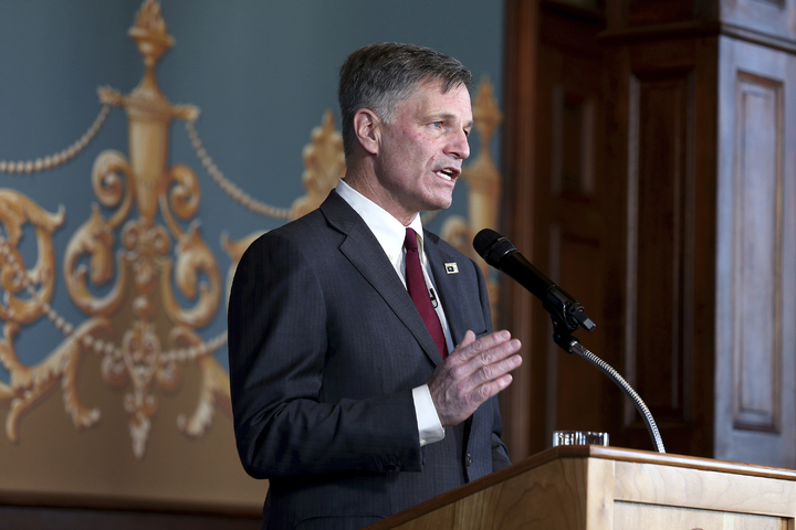 [샤이엔=AP/뉴시스] 17일(현지시간) 마크 고든 와이오밍 주지사는 낙태 약을 금지하는 법안에 서명했다. 또한 낙태를 제한하는 별도의 법안도 자신의 서명 없이도 법으로 제정되도록 허용했다. 사진은 고든 주지사가 2021년 3월 2일 와이오밍 주 샤이엔의 주 의사당에서 주정부 국정 연설을 하고 있는 모습. 2023.03.20. *재판매 및 DB 금지